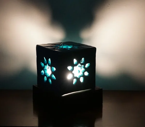 {:en}"Seljuk Star" Cubic Ceramic Light Sculpture{:}{:tr}“Selçuklu Yıldızı” Kübik Seramik Işık Heykeli{:}
