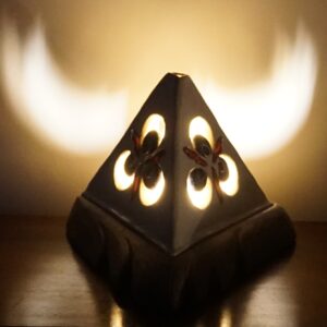 {:en}Çintemani Motif Pyramid Ceramic Light Sculpture "Efsun"{:}{:tr}Çintemani Motifli - Piramit Seramik Işık Heykeli "Efsun"{:}